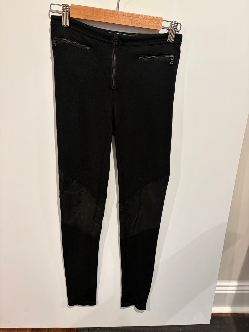Alice + Olivia Black Zip-Detail w/leather detail Leggings
